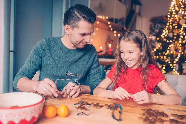 Familie bakken peperkoek koekjes op Xmas vakantie — Stockfoto