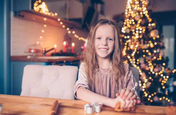 Sevimli küçük kız Noel kurabiyesi pişiriyor — Stok fotoğraf