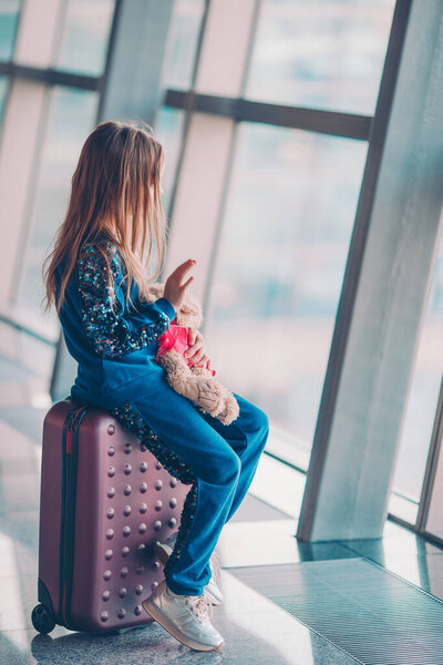 Малыш в аэропорту ждет посадки
