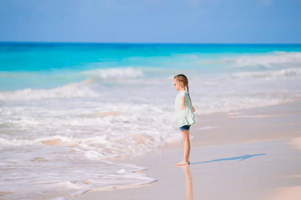 Lycklig liten flicka promenader på stranden under Karibien semester — Stockfoto