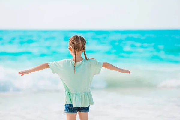 Niña feliz caminando en la playa durante las vacaciones caribeñas —  Fotos de Stock