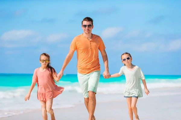ビーチで夏休みを楽しむ父と子供たち — ストック写真