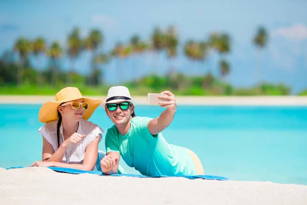 Rodina ze dvou provedení selfie s mobil na pláži — Stock fotografie
