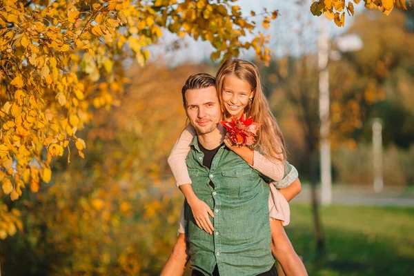 Family of dad and kid on beautiful autumn day in the park — Stock Photo, Image