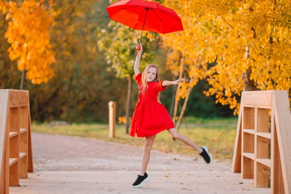 Söt liten flicka på vacker höstdag utomhus — Stockfoto