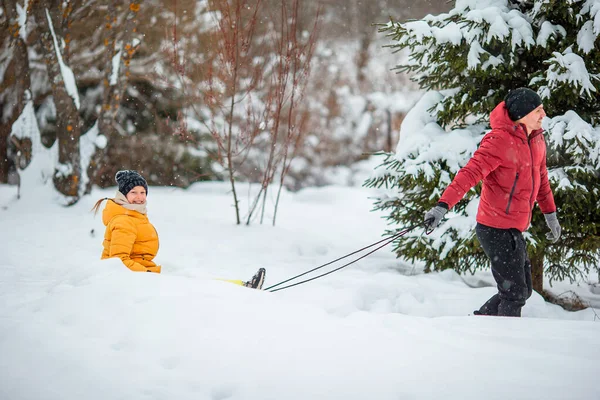 Famille de papa et les enfants vacances le soir de Noël en plein air — Photo