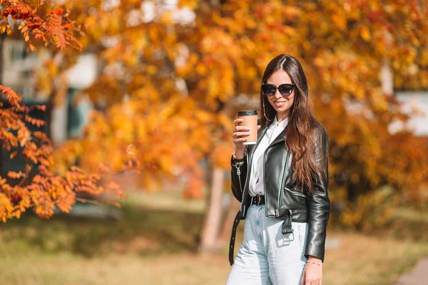 Herbstkonzept - schöne Frau im Herbstpark unter Herbstlaub — Stockfoto