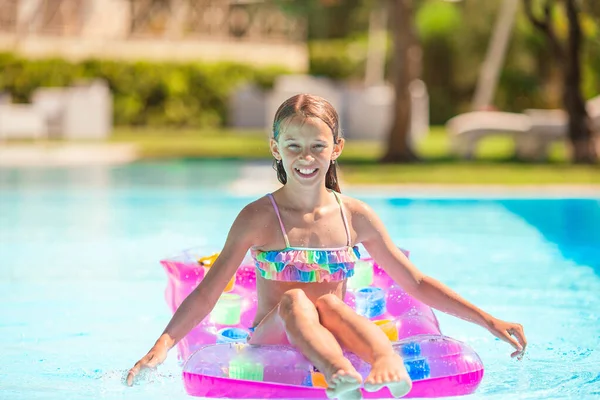 Schattig klein kind spelen in buitenzwembad — Stockfoto