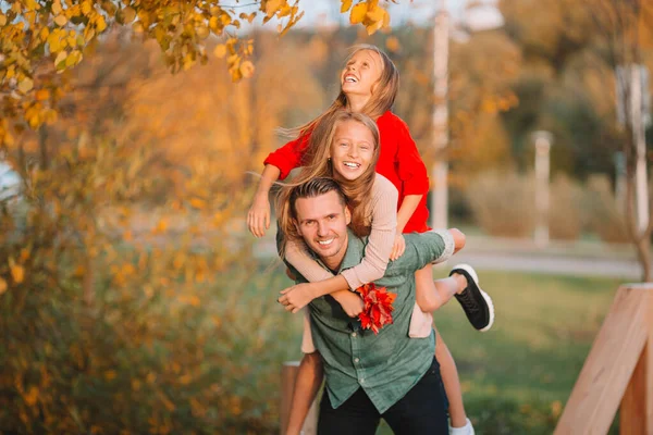 Rodzina taty i dzieci w piękny jesienny dzień w parku — Zdjęcie stockowe