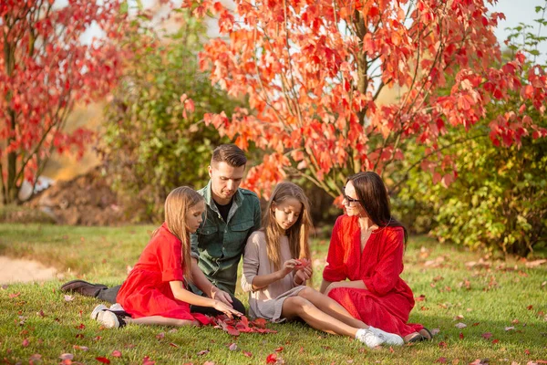 Retrato de família feliz de quatro no outono — Fotografia de Stock