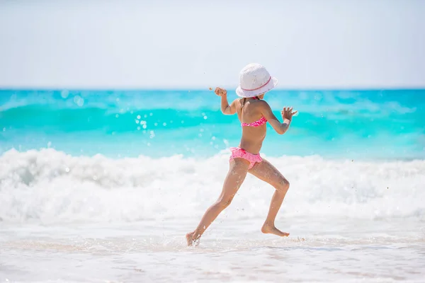 Linda niña en la playa durante las vacaciones de verano —  Fotos de Stock