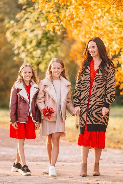 Kleines Mädchen mit Mama im Park am Herbsttag — Stockfoto