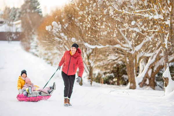 Familia de vacaciones de papá y niños en Nochebuena al aire libre — Foto de Stock