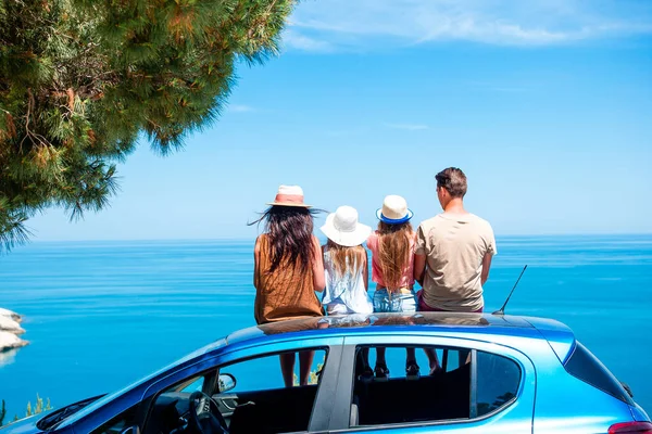 Zomer autorit en jong gezin op vakantie — Stockfoto