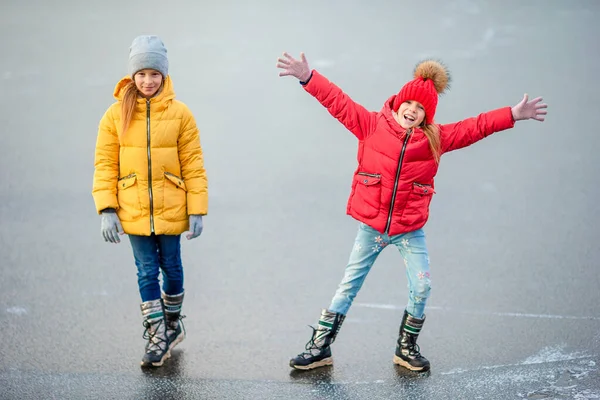 Adorables niñas patinando en la pista de hielo —  Fotos de Stock
