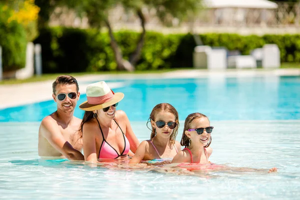 Glückliche vierköpfige Familie im Schwimmbad — Stockfoto
