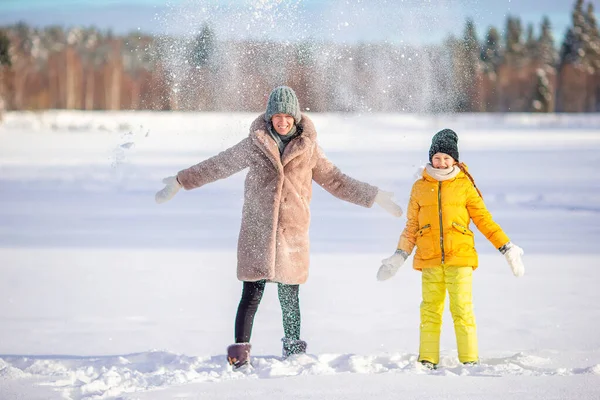 Familj med mamma och unge semester på julafton utomhus — Stockfoto