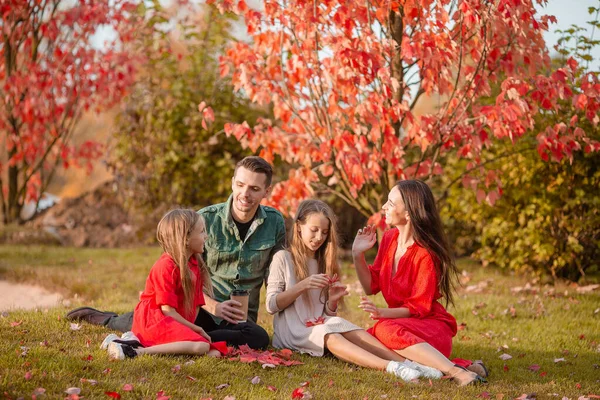 Portrait de famille heureuse de quatre personnes en automne — Photo