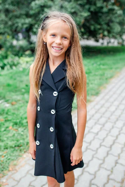 Feliz chica de la escuela posando en ourdoors escuela —  Fotos de Stock