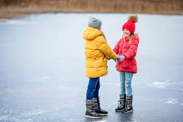 アイス スケート場でスケートを愛らしい女の子 — ストック写真