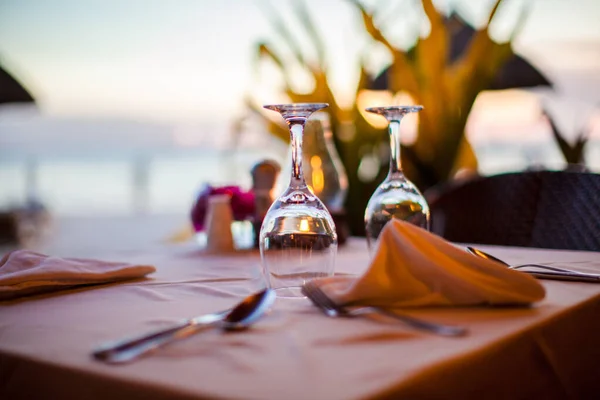 Nahaufnahme leeres Weinglas auf dem gedeckten Tisch bei Sonnenuntergang — Stockfoto