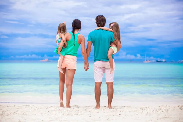 Visão traseira da jovem família olhando para o mar em Filipinas — Fotografia de Stock