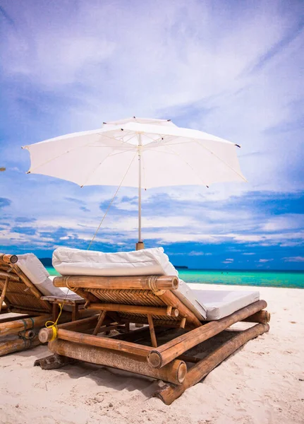 Paraíso vista de agradable plage tropical de arena vacía con sombrilla y silla de playa —  Fotos de Stock