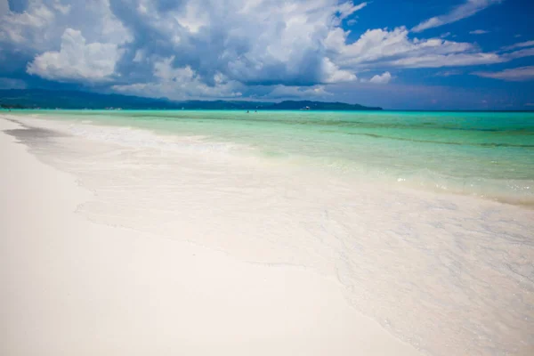 Perfect tropical beach with turquoise water and white sand beaches in Boracay, Philippines — Stock Photo, Image