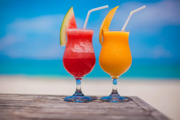 Close up fresh watermelon and mango cocktails on the background of stunning turquoise sea — Stock Photo, Image