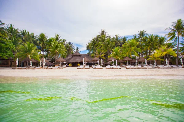 Тропический белый солнечный пляж в красивом экзотическом курорте — стоковое фото