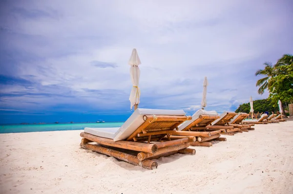 Sillas de madera de playa para vacaciones en playa tropical —  Fotos de Stock