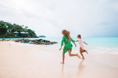 Çocuklarımız eğlenceli bir sürü birlikte oynayan tropikal plaj