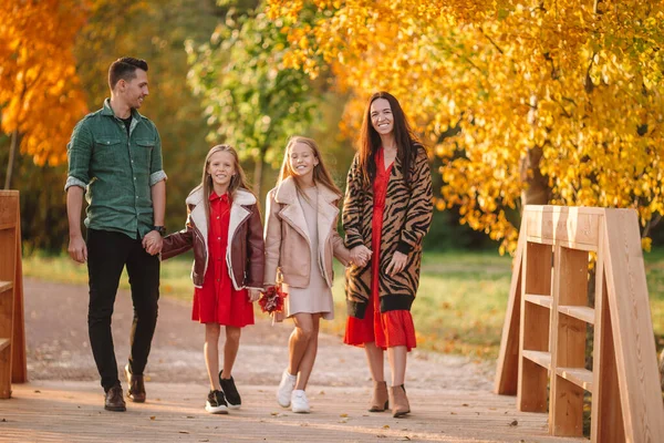 Portret van een gelukkig gezin van vier in de herfstdag — Stockfoto