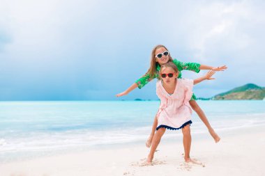 Çocuklarımız eğlenceli bir sürü birlikte oynayan tropikal plaj