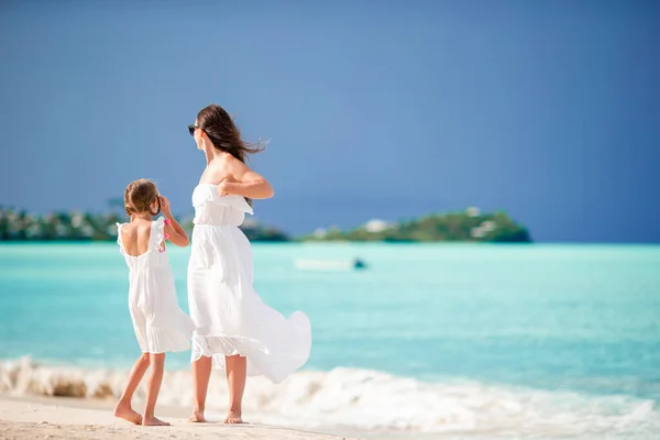 Hermosa madre e hija en la playa del Caribe —  Fotos de Stock