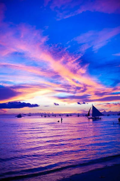 Plachetnice v úžasný západ slunce v boracay island na Filipíny — Stock fotografie