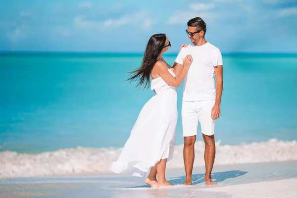 Giovane coppia a piedi sulla spiaggia tropicale con sabbia bianca e acqua turchese oceano a Antigua isola nei Caraibi — Foto Stock