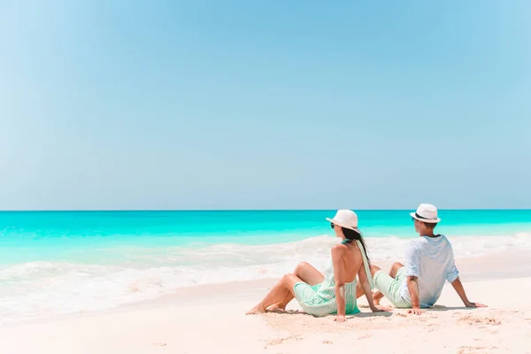 年轻夫妇漫步在热带海滩与白色沙子和绿松石海洋水 — 图库照片