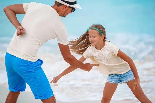 ビーチ休暇中に楽しい時間を過ごしている女の子と幸せなお父さん — ストック写真