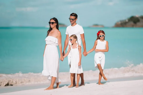 Felice bella famiglia di quattro persone sulla spiaggia bianca — Foto Stock