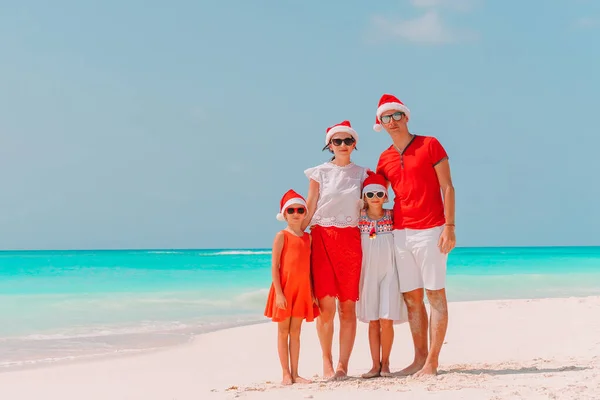 Famiglia felice con due bambini a Santa Hat in vacanza estiva — Foto Stock