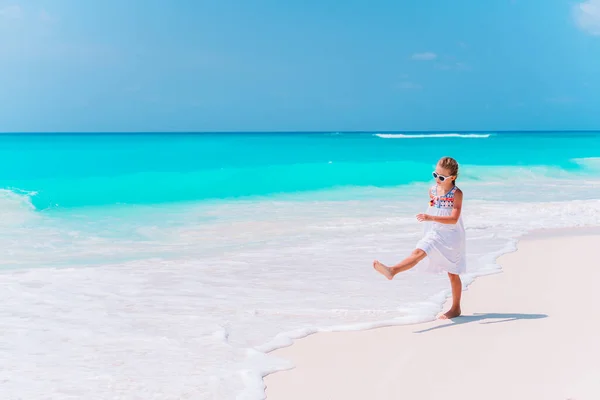 Petite fille mignonne à la plage pendant les vacances des Caraïbes — Photo