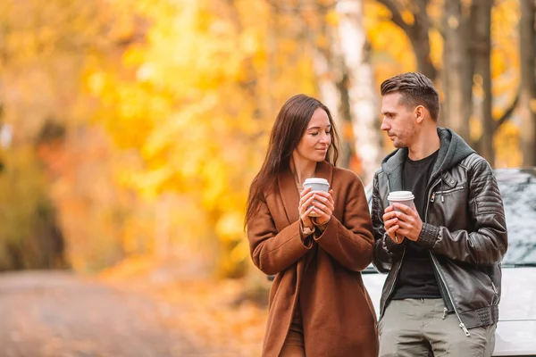 Familia feliz caminando en el parque de otoño en el soleado día de otoño — Foto de Stock