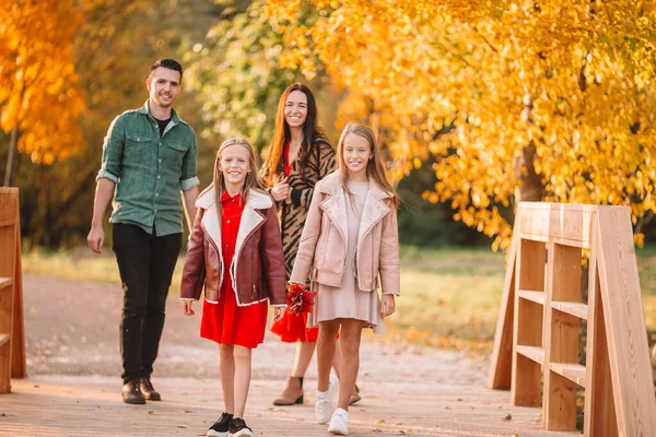 Portret van een gelukkig gezin van vier in de herfst — Stockfoto