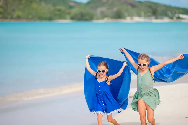 Le bambine si divertono godendo la vacanza sulla spiaggia tropicale — Foto Stock