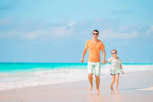 Niña y papá feliz divirtiéndose durante las vacaciones en la playa — Foto de Stock