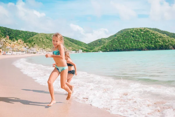 Дети весело проводят время на тропическом пляже, играя вместе. — стоковое фото