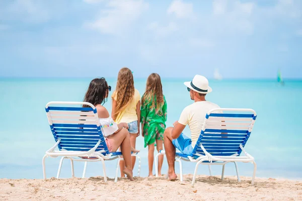 暑假期间在海滩上度过的快乐家庭 — 图库照片