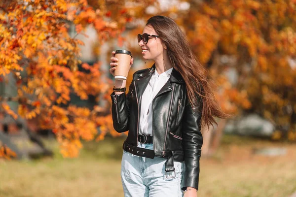 Concept d'automne - belle femme dans le parc d'automne sous le feuillage d'automne — Photo