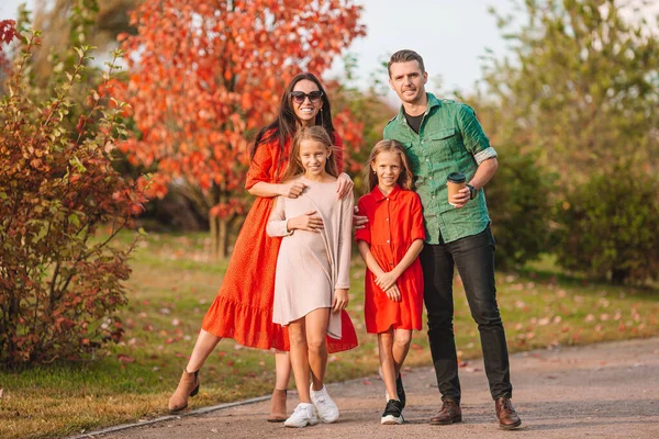 Portrét šťastné čtyřčlenné rodiny na podzim — Stock fotografie